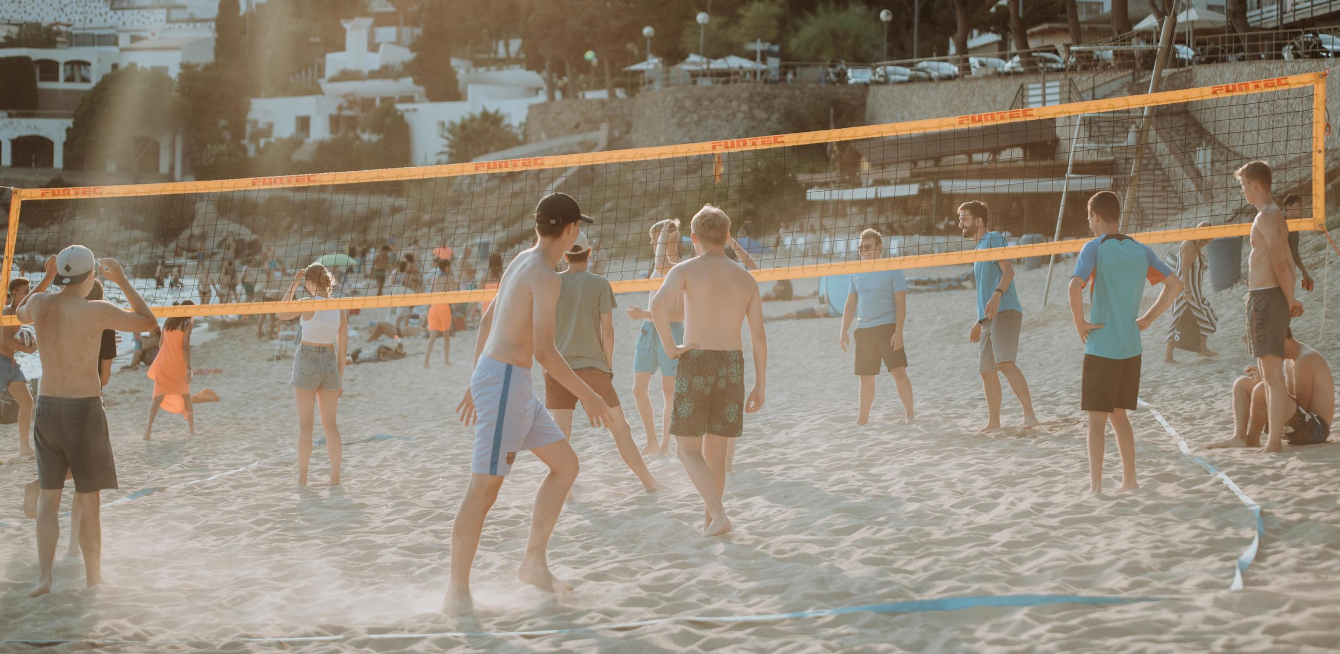Personen spielen Beach-Volleyball