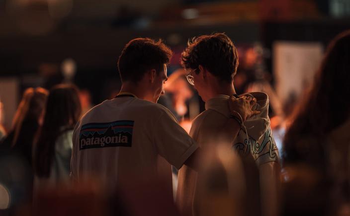 Jugendliche beten für einander