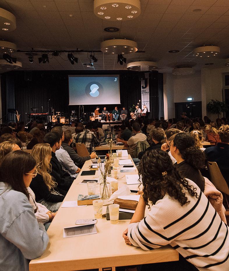 Personen hören bei einem Vortrag zu