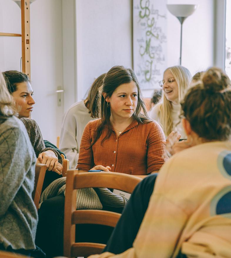 Eine Gruppe von Frauen redet miteinander