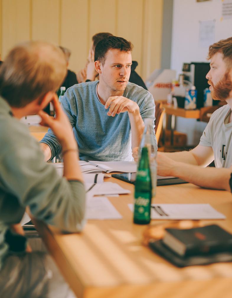 Drei Männer im Gespräch miteinander